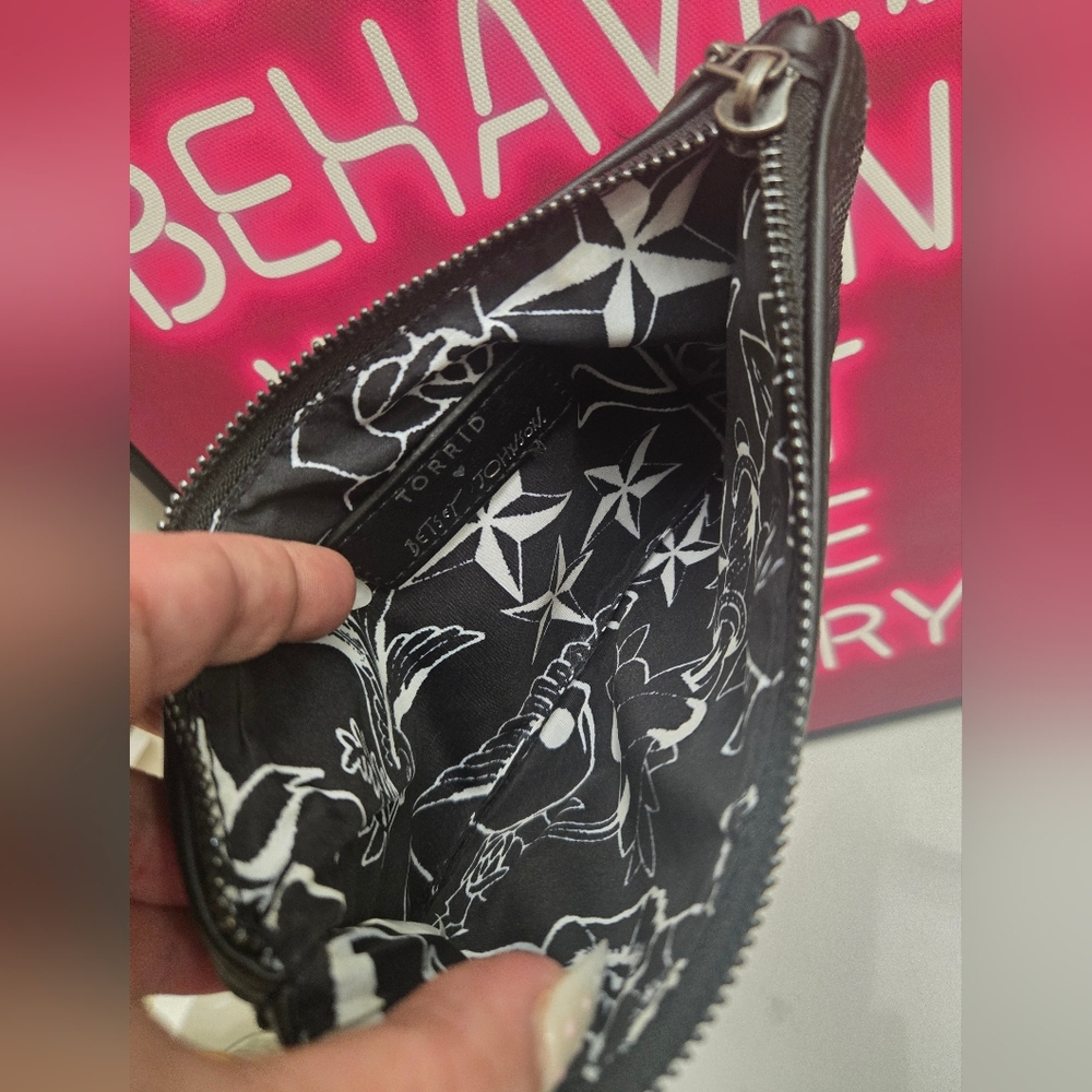 Torrid Betsey Johnson Black 🗽 Sparkle Convertible Clutch Crossbody Bag EUC - Picture 8 of 9